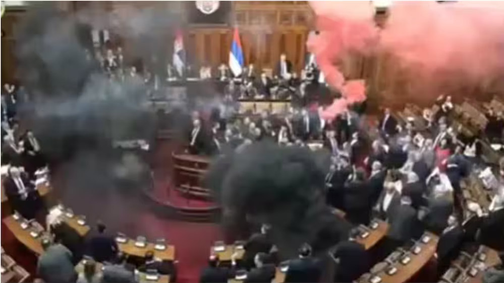 सर्बिया की संसद में भारी उत्पात मचाया, धुआंधार स्मोक ग्रेनेड और आंसू गैस के गोले फेंके