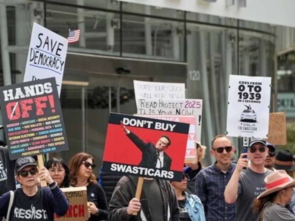 एलन मस्क के खिलाफ अमेरिका में सड़क पर उतरे हजारों लोग, फूंक दी टेस्ला की कई कारें