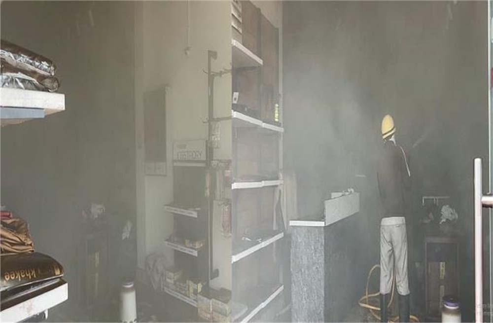 दादरी शहर के लोहारू रोड़ स्थित गोरमेंट शोरुम में अज्ञात कारणों से लगी आग, लाखों रुपए का हुआ नुकसान