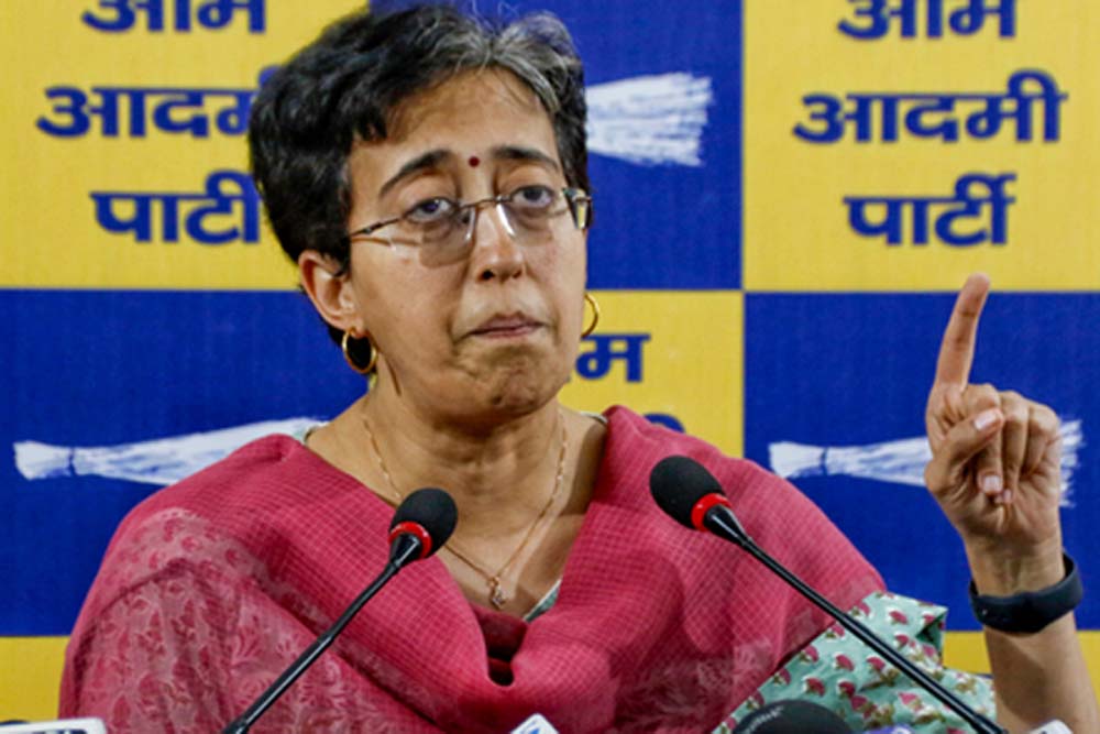 आतिशी ने भाजपा सरकार पर सीधा हमला बोलते शराब के ‘एक के साथ एक फ्री’ ऑफर योगी सरकार को घेरा