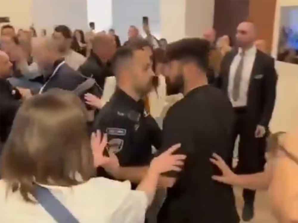 इजरायल की संसद में नेतन्याहू के भाषण के बीच घुसने लगी भीड़, जमकर मचा बवाल