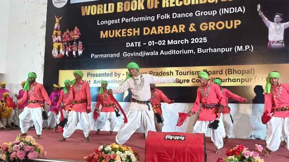 बिना रुके लगातार चौबीस घंटे लोक नृत्य कर वर्ल्ड बुक ऑफ रिकार्ड लंदन में नाम दर्ज कराने के लिए मंच पर उतर दल