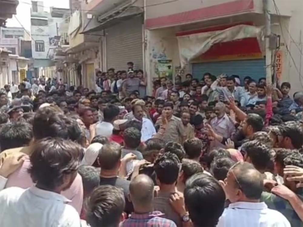 बच्‍ची के साथ रेप के बाद हाथरस में मचा बवाल, गुस्‍साई भीड़ ने चलाए पत्‍थर