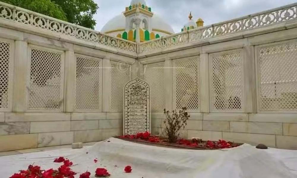 औरंगजेब को लेकर देश में सियासी संग्राम जारी, कब्र की रक्षा करेंगे, लेकिन महिमामंडन नहीं होने देंगे: फडणवीस