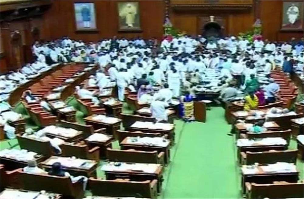 मुस्लिम आरक्षण को लेकर कर्नाटक विधानसभा में जमकर हंगामा, BJP के चार विधायको को निकाला