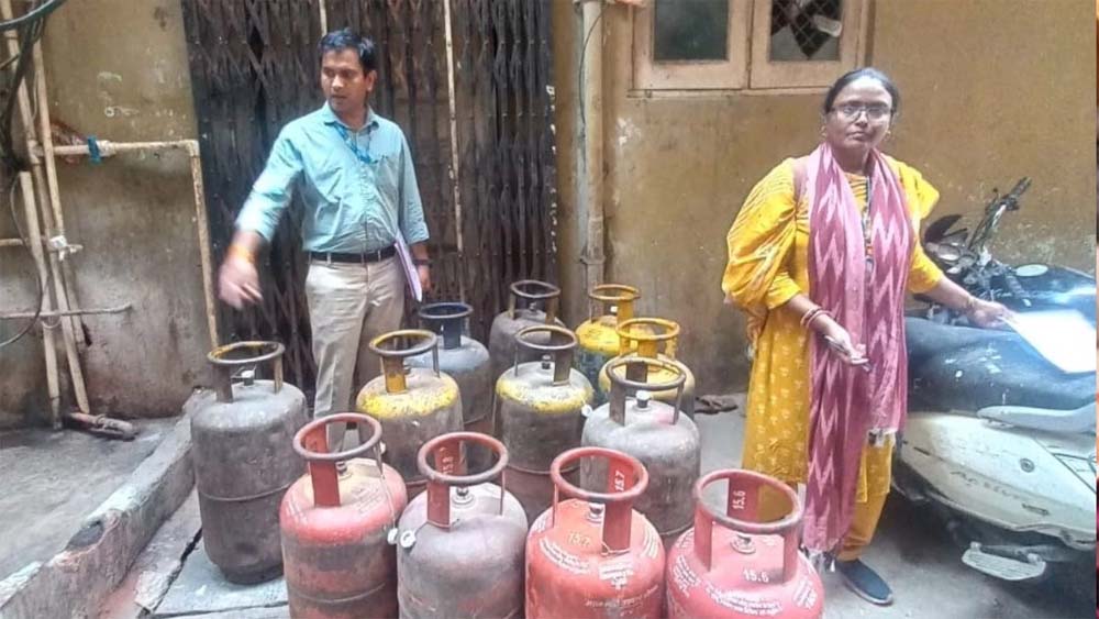 सराफा क्षेत्र में अवैध गैस सिलेंडरों का उपयोग, प्रशासन ने की कार्रवाई, ज्वेलरी दुकान से 27 घरेलू सिलेंडर जब्त किए