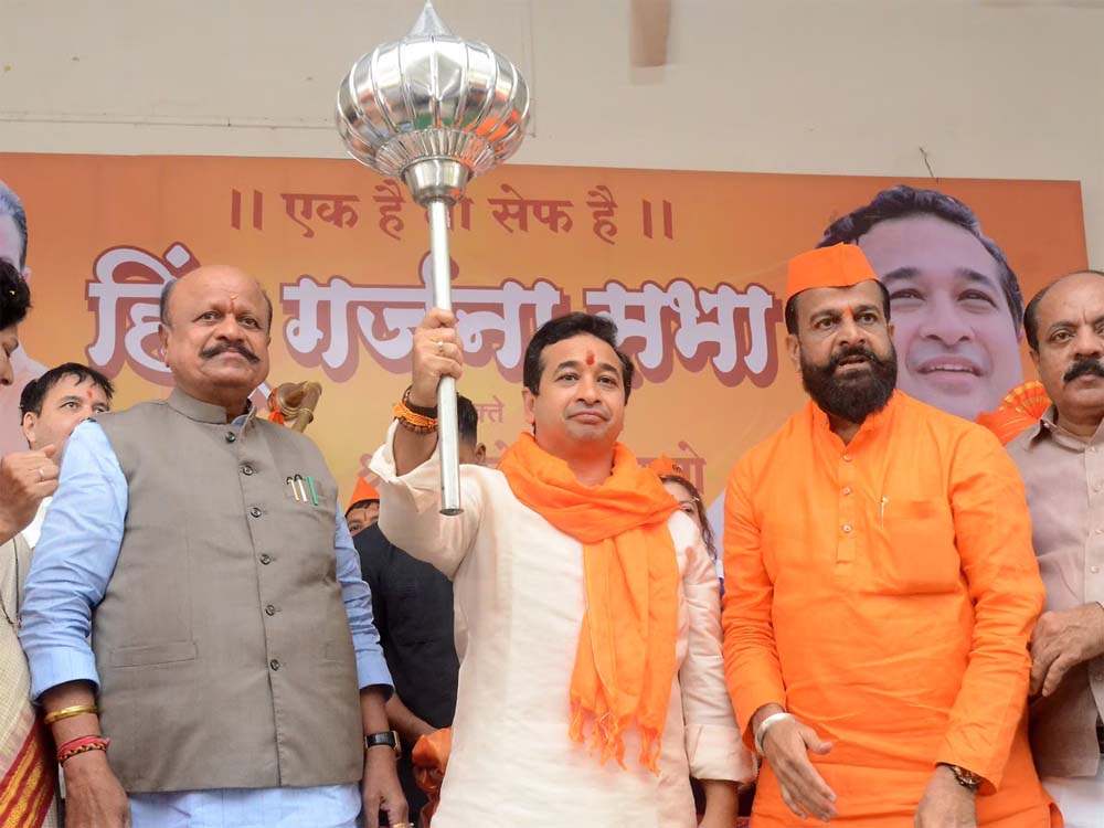 महाराष्ट्र विधानसभा में भी जमकर हंगामा, राज्य सरकार में मंत्री नितेश राणे को पद से हटाया जाए