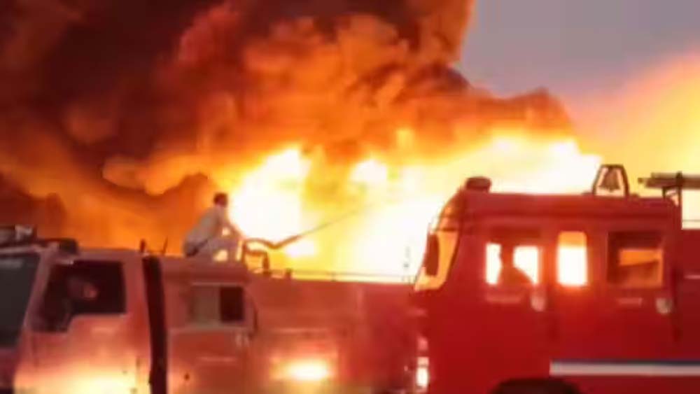 मंदसौर मसाला फैक्ट्री में आग लगने से मचा हड़कंप, कई प्रकार के मसाले होने से आग की लपटों में तेज दुर्गंध भी फैली