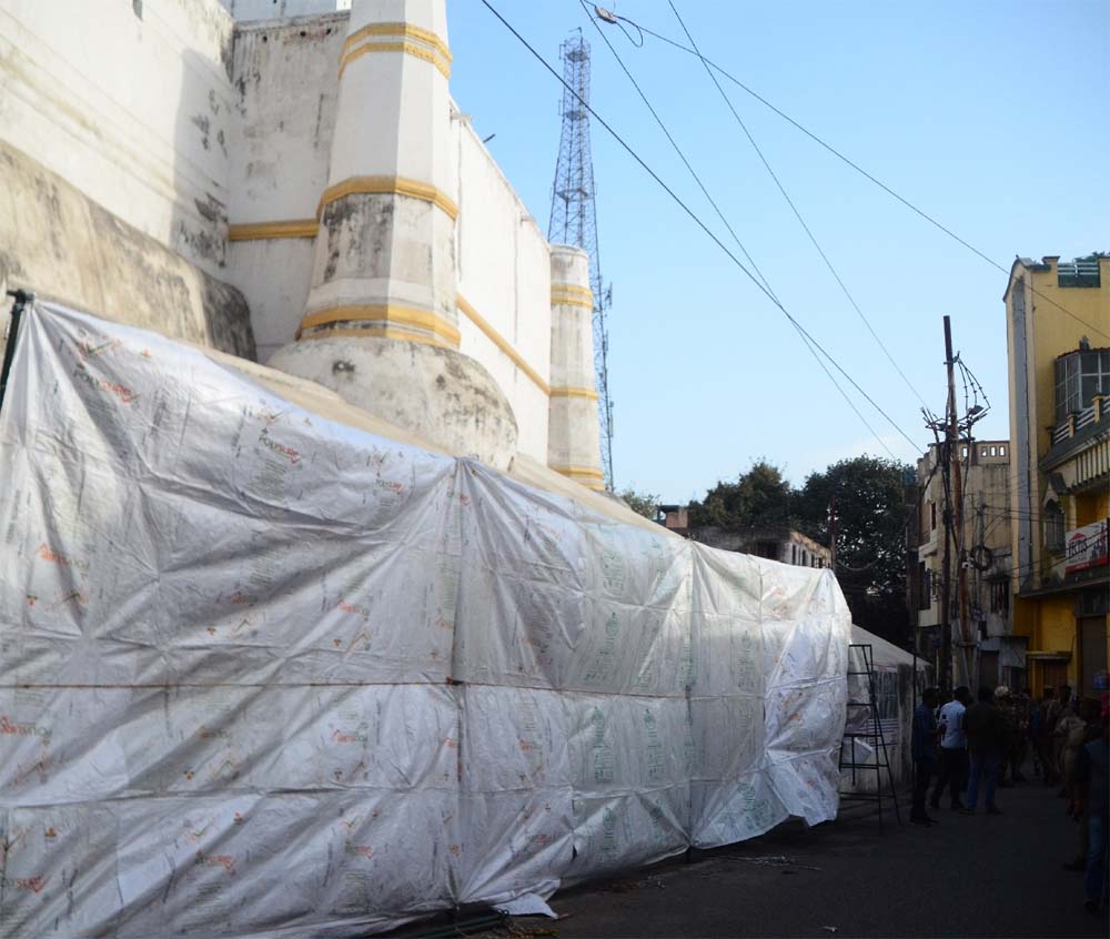 यूपी में होली के मौके पर दूसरे संप्रदाय के धार्मिक स्थलों पर रंग की छींटे न पहुंच सकें, प्रशासन की ओर से प्रयास क‍िए गए