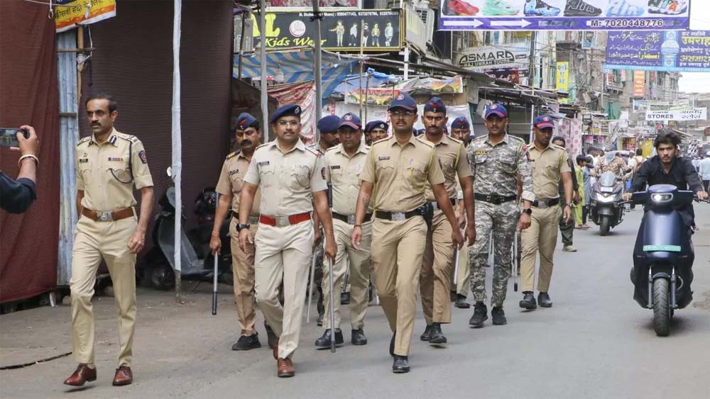 महाराष्ट्र के नागपुर शहर में हालात सामान्य होने के बाद प्रशासन ने नागपुर के सभी इलाकों से कर्फ्यू हटाया