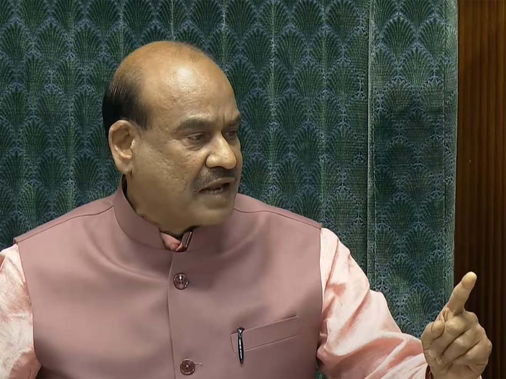 डीएमके सांसदों की ओर से खास नारे वाली टीशर्ट पहनकर आने को लेकर हुआ बवाल, लोकसभा में मचा हंगामा