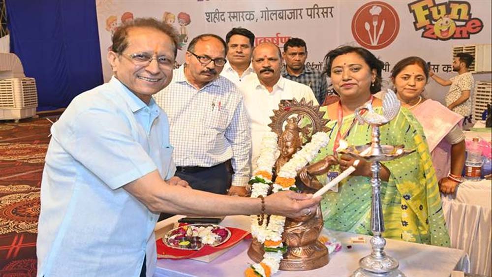 पुस्‍तक मेला बच्‍चों और अभिभावकों को दे रहा पसंद की शैक्षणिक सामग्री खरीदने का अवसर डिस्‍काउंट, अभिभावक प्रसन्‍न