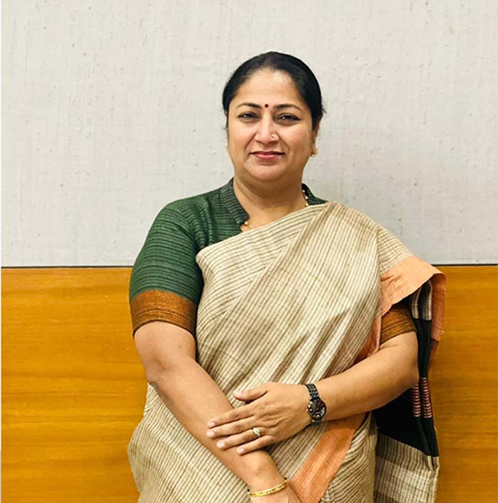 दिल्ली सरकार ने अधिकारियों को सांसदों और विधायकों के कॉल या मैसेज का तुरंत जवाब देने का दिया निर्देश