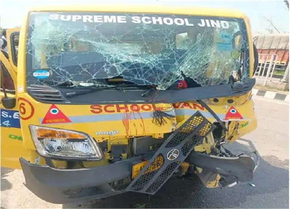स्कूल की मिनी बस का टायर फटने की वजह से बेकाबू हुई बस डिवाइडर टकराई, 5 बच्चे व 10 अध्यापक घायल