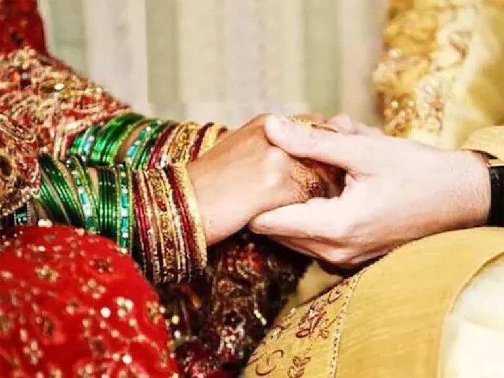 पत्नी गई इम्तिहान देने, इधर पति ने रचाई साली संग शादी, पत्नी से वीडियो कॉल पर कही ये गंदी बात