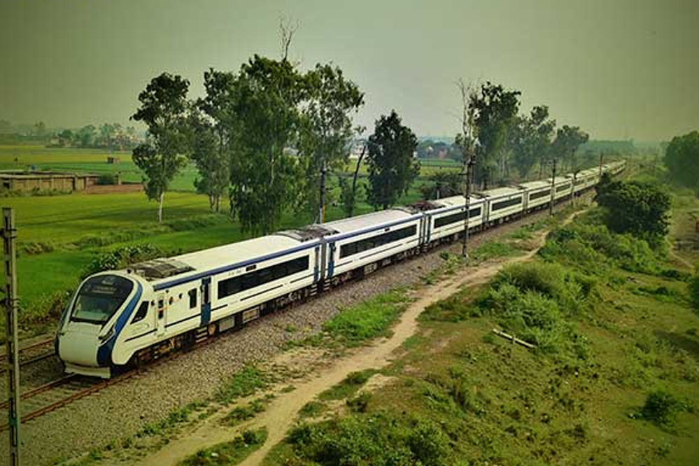 लड़का करता था परेशान, वंदे भारत ट्रेन के आगे कूद गई हरियाणा की एक बेटी