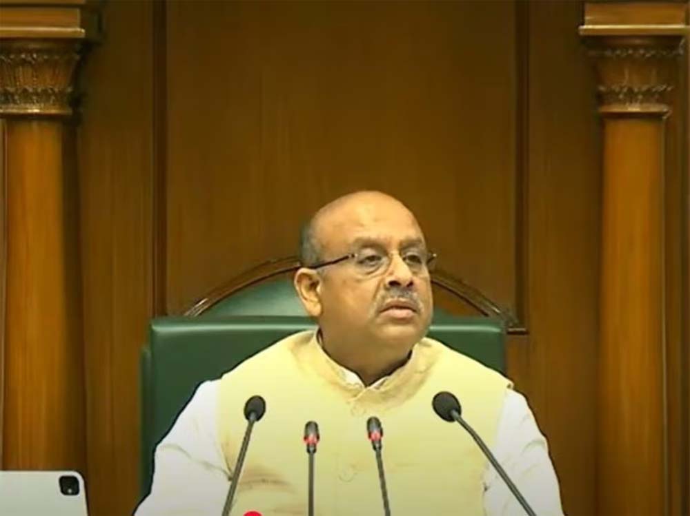 विपक्ष का हंगामा देख विधानसभा स्पीकर उठ खड़े हुए और विपक्ष के हंगामे की आलोचना की