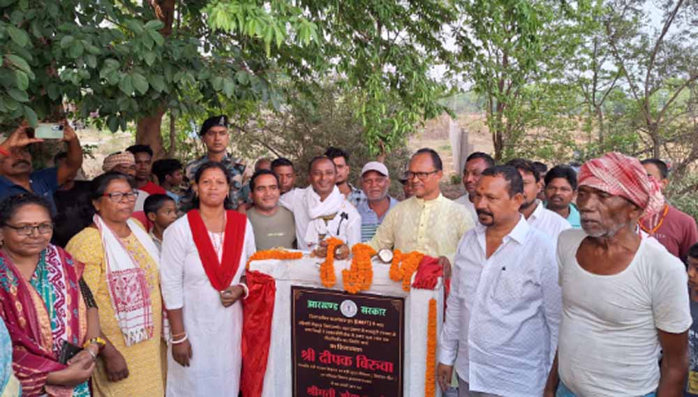 चाईबासा में मंत्री दीपक बिरुवा ने 2 सड़क निर्माण कार्य का शिलान्यास