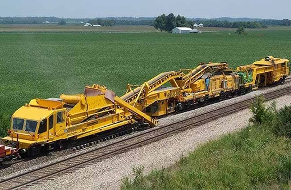 अप्रैल माह में बैलास्ट क्लीनिंग मशीन (बीसीएम) की उपयोगिता का प्रतिशत भारतीय रेल में अव्वल