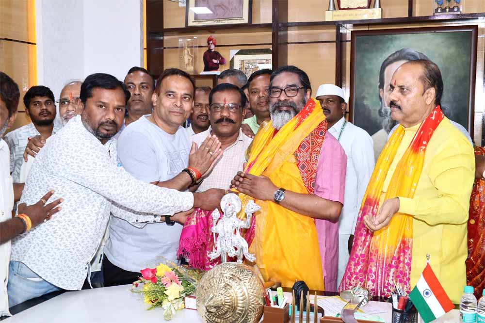 महावीर मंडल के सदस्यों ने सीएम हेमंत सोरेन को दिया रामनवमी का न्योता