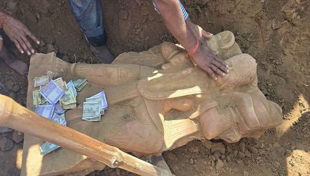बरेली में खेत में खुदाई के दौरान निकली हनुमान जी की प्रतिमा