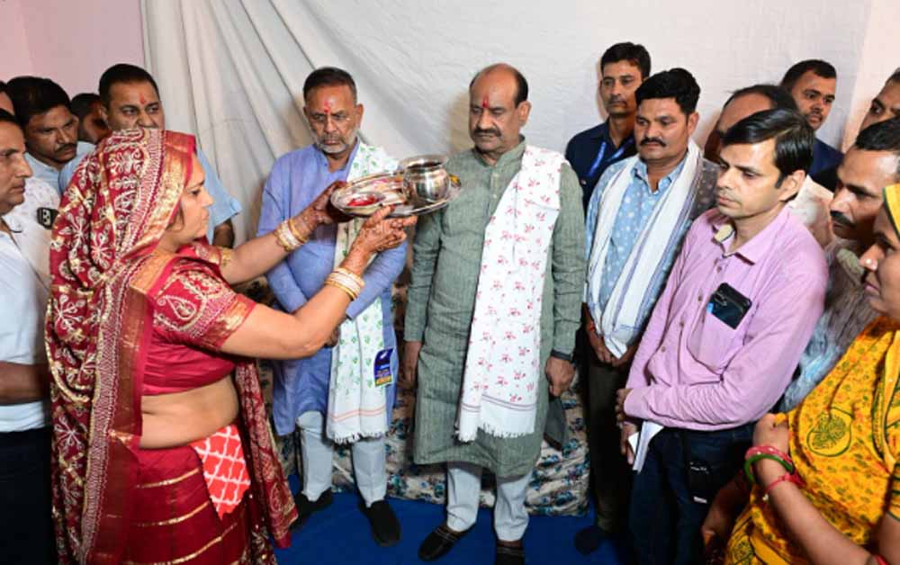 पुलवामा शहीद हेमराज मीणा के घर बेटी की शादी में मायरा लेकर पहुंचे लोकसभा अध्यक्ष ओम बिरला