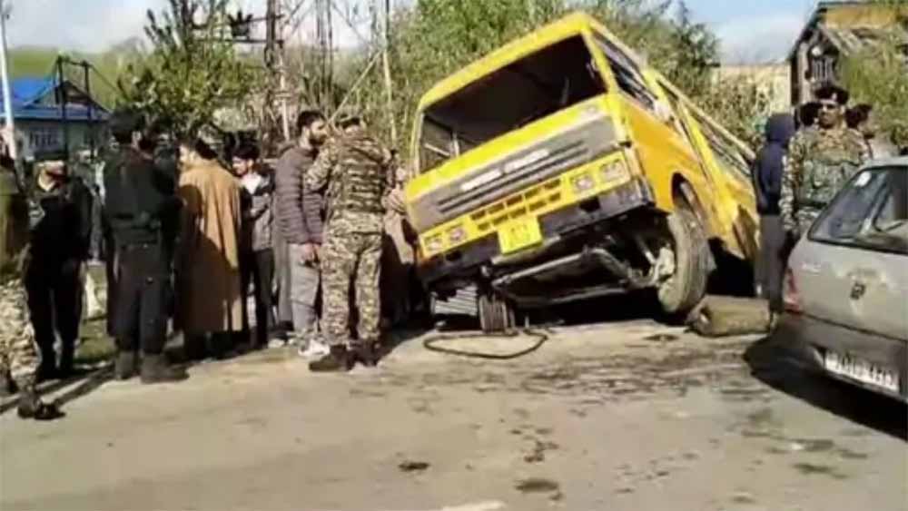 कुपवाड़ा में छात्रों से भरी बस का भयानक एक्सीडेंट, एक छात्रा की मौत, 23 अन्य बुरी तरह घायल