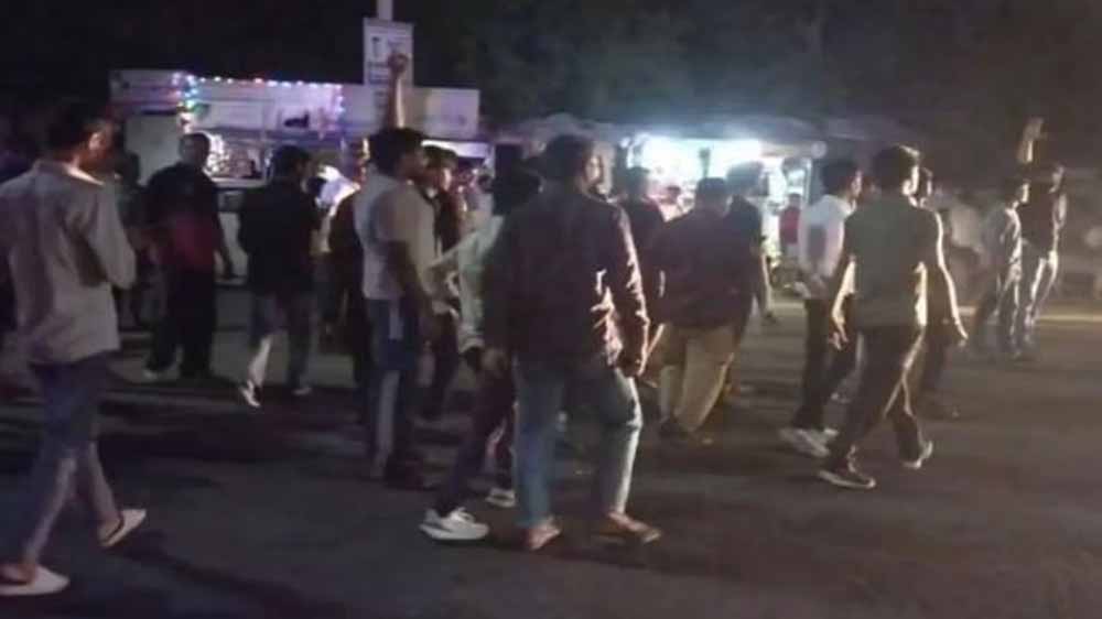 गो रक्षकों ने सैकड़ों गोवंश से भरे ट्रक रुकवाए, पुलिस से हुआ विवाद