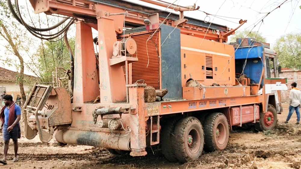 बिना अनुमति नलकूप खनन करते दो बोर गाड़ी जब्त