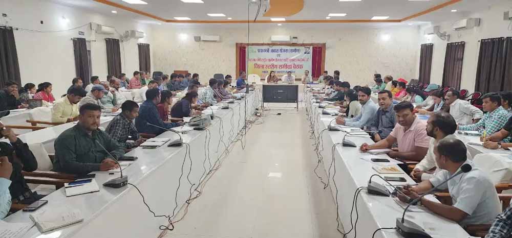 मनरेगा के संयुक्त आयुक्त ने ली पीएम आवास योजना ग्रामीण एवं मनरेगा कार्यों की समीक्षा बैठक