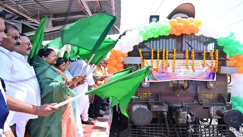 मुख्यमंत्री तीर्थ दर्शन योजना : मंत्री श्रीमती लक्ष्मी राजवाड़े ने हरी झंडी दिखाकर विशेष ट्रेन को किया रवाना
