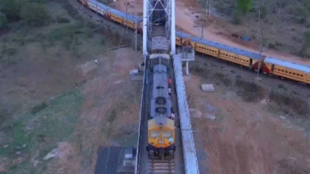 कटनी में देश के सबसे लंबे रेलवे फ्लाईओवर का निर्माण कार्य पूरा, अप लाइन पर दौड़ी मालगाड़ी