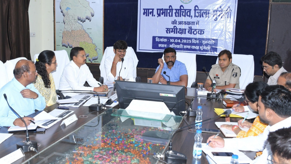 रायपुर : शासन की योजनाओं का बेहतर क्रियान्वयन सुनिश्चित करें-प्रभारी सचिव डॉ. एस. भारतीदासन