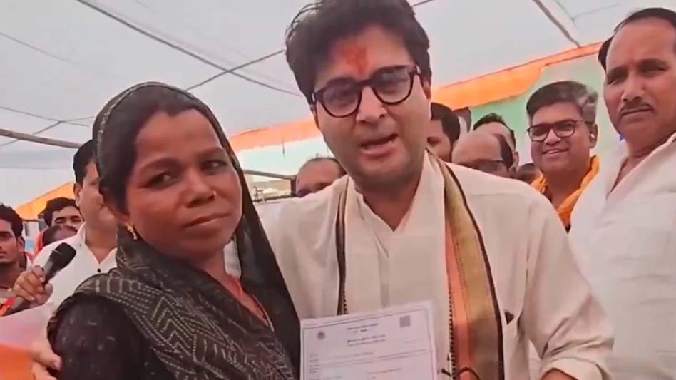 मंत्री सिंधिया ने एक महिला को गुटखा खाते हुए पकड़ लिया और उसे फटकार लगाई