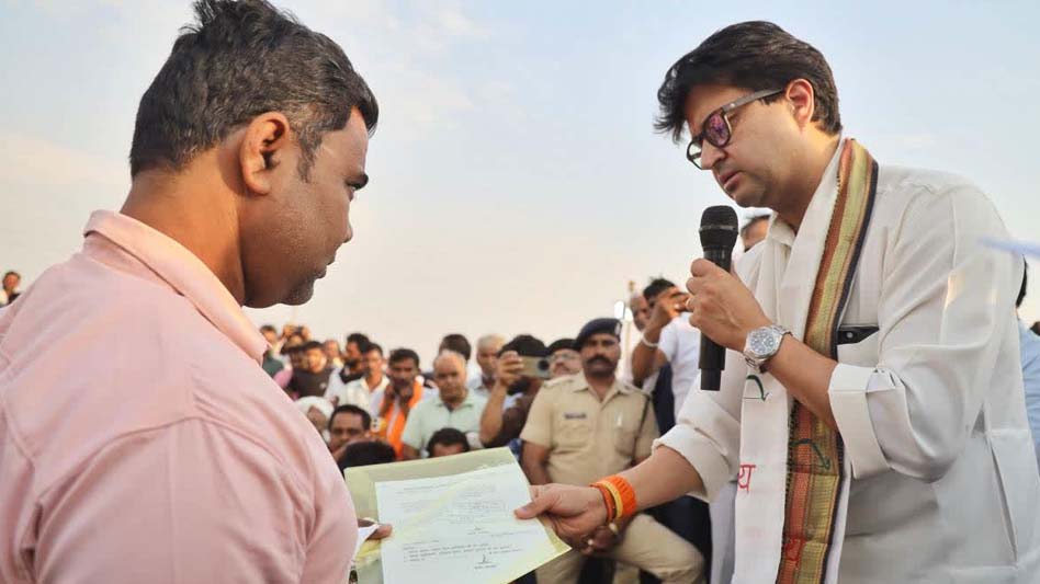 केंद्रीय मंत्री ज्योतिरादित्य सिंधिया अशोकनगर पहुंचे, चश्मे में काफी स्टाइलिश लगे