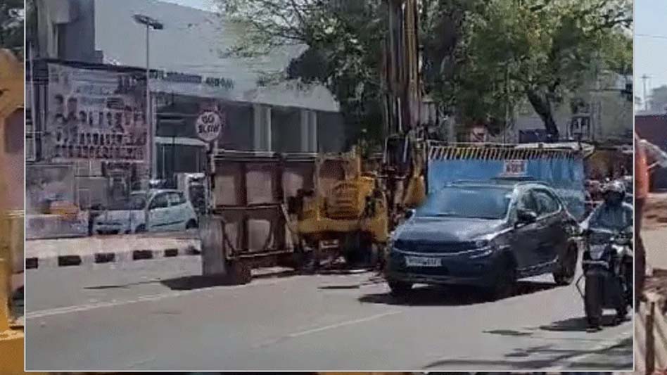 मेट्रो ओरेंज लाइन व ब्ल्यू लाइन निर्माण ने डेढ़ किमी लंबाई की सडक़ को खत्म कर दिया