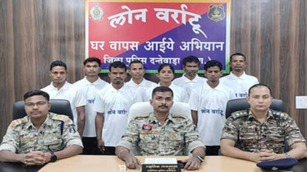 छत्तीसगढ़ में 8 नक्सलियों  ने किया आत्मसमर्पण, 2 नक्सली 50 हजार के ईनामी, पुलिस को थी लंबे समय से तलाश