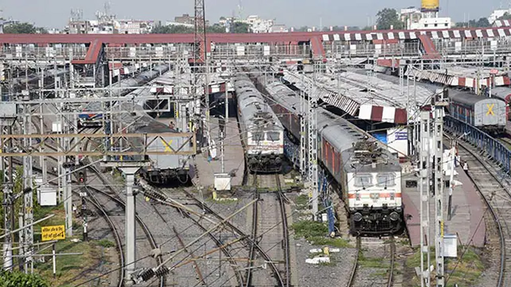भारतीय रेलवे ने 2024-25 में बेहतर प्रदर्शन के साथ अधिक कमाई की