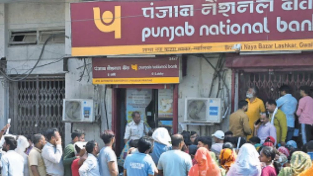 अमरनाथ यात्रा के ऑफलाइन रजिस्ट्रेशन के पहले दिन पंजाब नैशनल बैंक की शाखा पर श्रद्धालुओं की उमड़ पड़ी भीड़