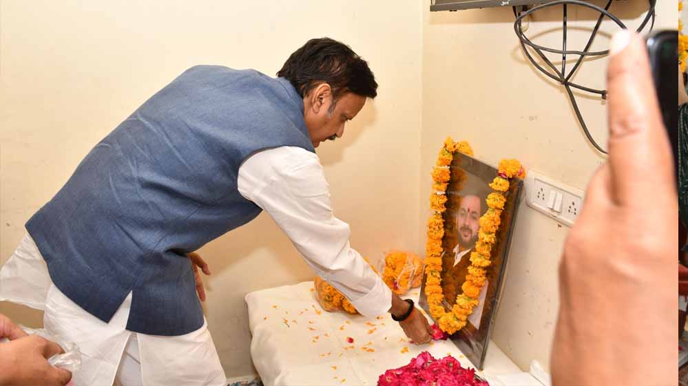 उप मुख्यमंत्री शुक्ल ने स्व. शिवम गोस्वामी को दी श्रद्धांजलि, परिजन को बंधाया ढांढस