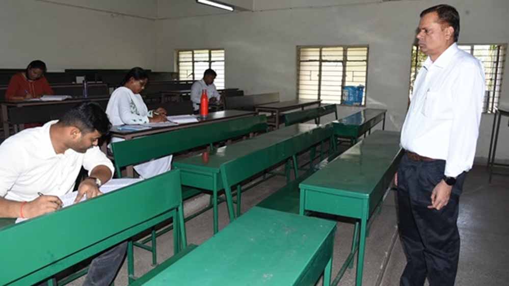 संभागायुक्त ने किया सहसपुर लोहारा तहसील का आकस्मिक निरीक्षण