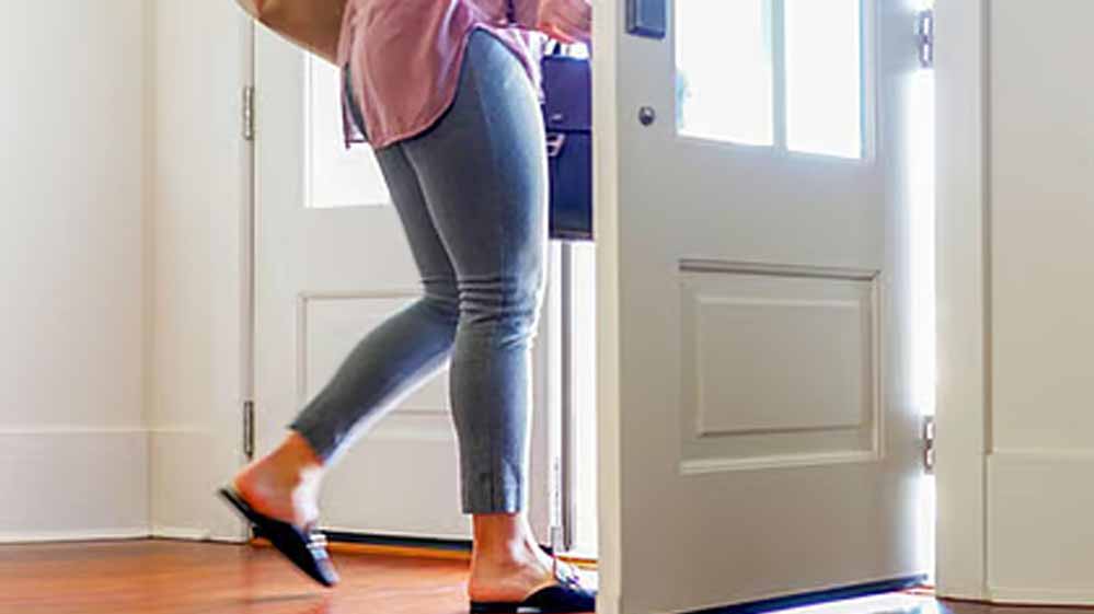 घर से बहार जाते समय ये 7 चीजें रखें पास, चारों दिशाओं से मिलेगी सफलता