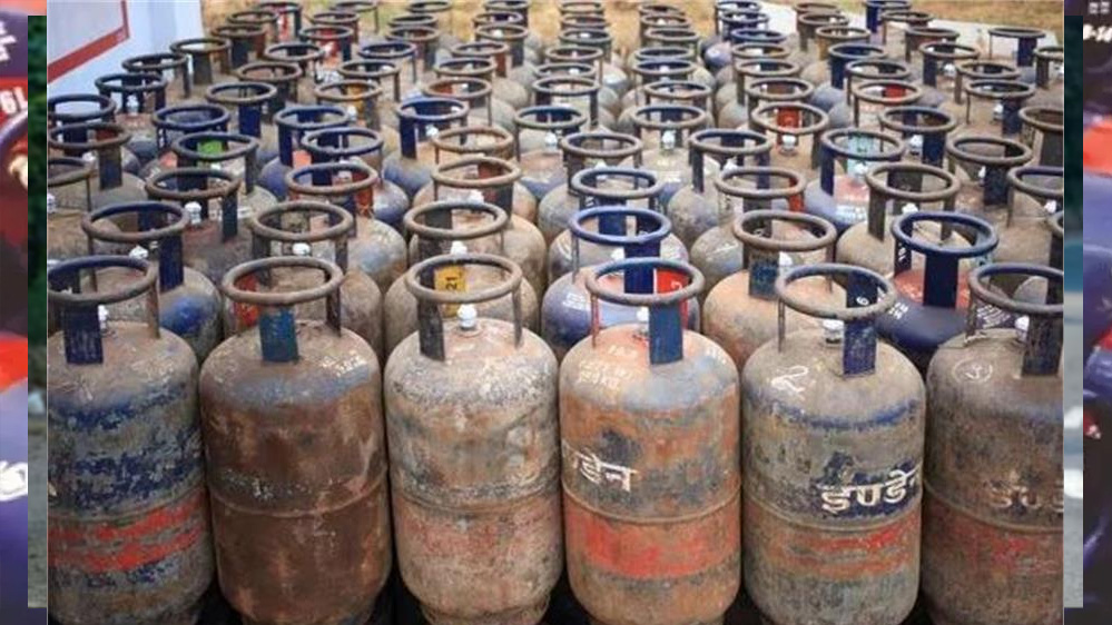 तेल कंपनियों ने नवरात्रि के बीच दी राहत, कमर्शियल LPG सिलेंडर ₹41 हुआ सस्ता