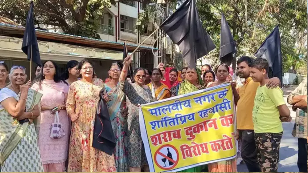 भोपाल में शराब की दुकान को लेकर हंगामा, दुकान के विरोध में सड़क पर उतरे रहवासी