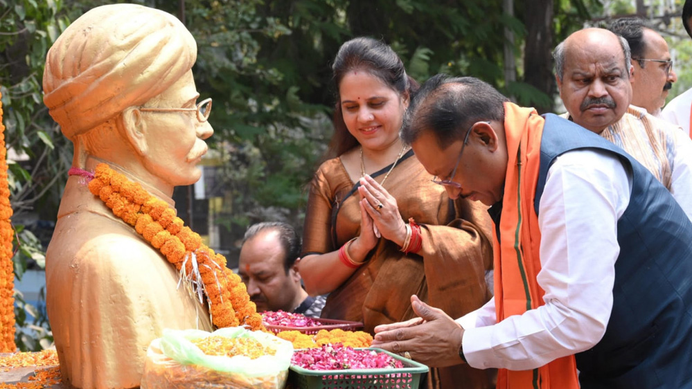 मुख्यमंत्री विष्णु देव साय ने स्वतंत्रता संग्राम सेनानी मधुसूदन दास की प्रतिमा पर किया माल्यार्पण