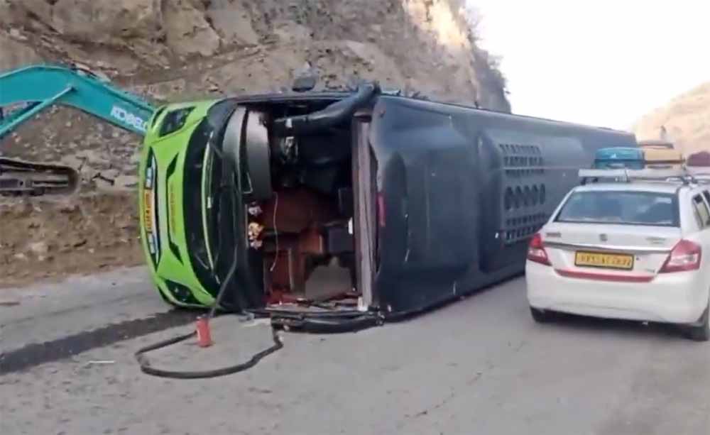 पहाड़ी से टकराकर पलटी बस, 30 यात्री घायल, दो की हालत गंभीर