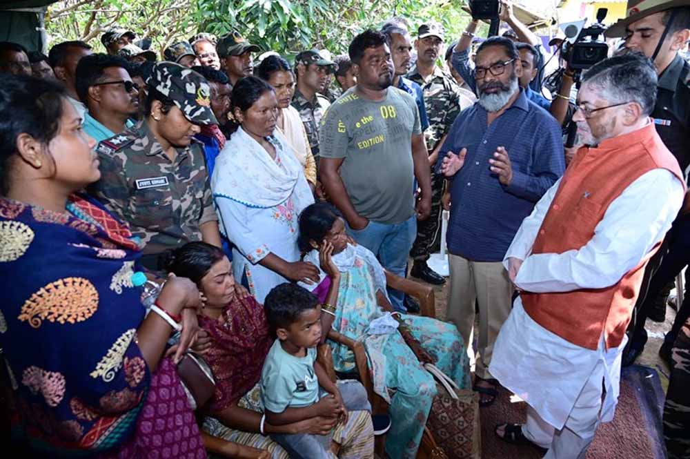 शहीद जवान को श्रद्धांजलि देने पहुंचे मुख्यमंत्री हेमंत सोरेन ने शहीद के परिवार से की मुलाकात