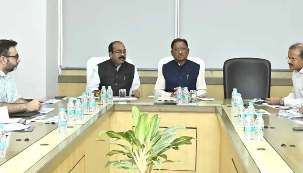 तेजी से कार्य करते हुए अच्छी गुणवत्ता के साथ समय-सीमा में सड़कों, पुल-पुलियों व भवनों के निर्माणकार्य करें पूर्ण : सीएम साय