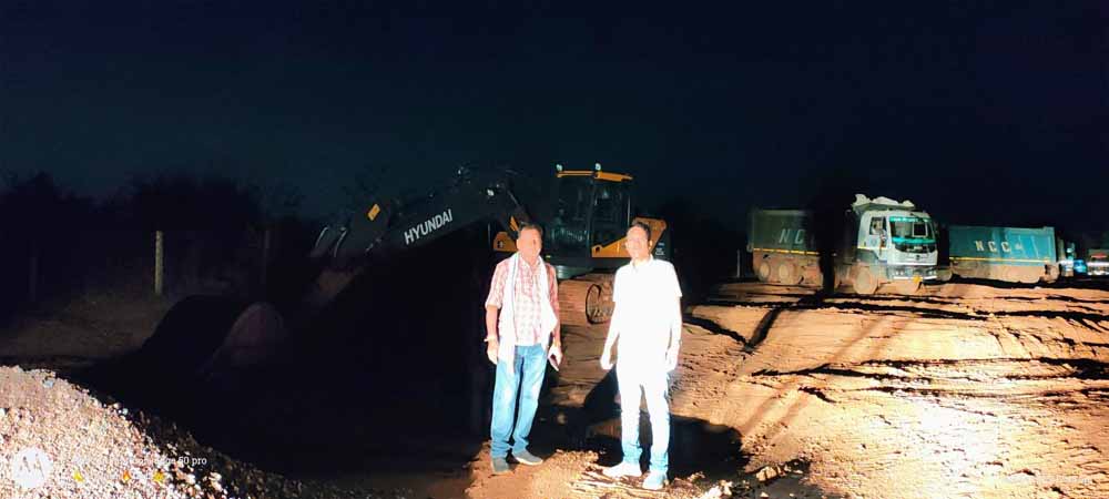 महानदी से अवैध रेत खनन और परिवहन, चैन माउंटेन मशीन सहित 2 हाइवा जब्त