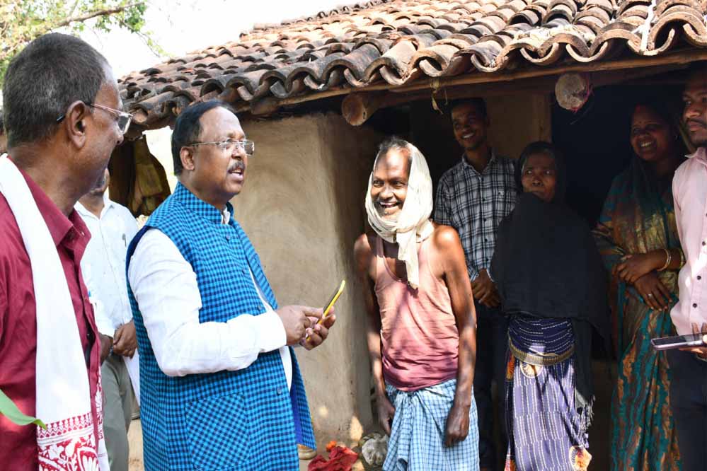 मोर दुआर-साय सरकार महाअभियान : बलरामपुर में 39 हजार से अधिक आवासहीन परिवारों का हुआ सर्वे